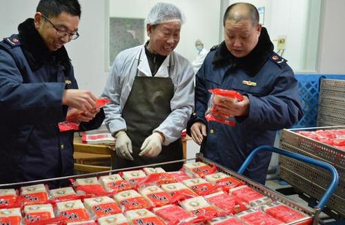 保障年貨質(zhì)量 天臺(tái)縣市監(jiān)局開展食品生產(chǎn)環(huán)節(jié)專項(xiàng)檢查