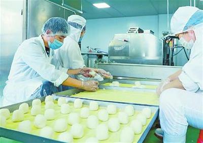 紫羅蘭食品生產主食保供應 日產15萬個饅頭包子花卷